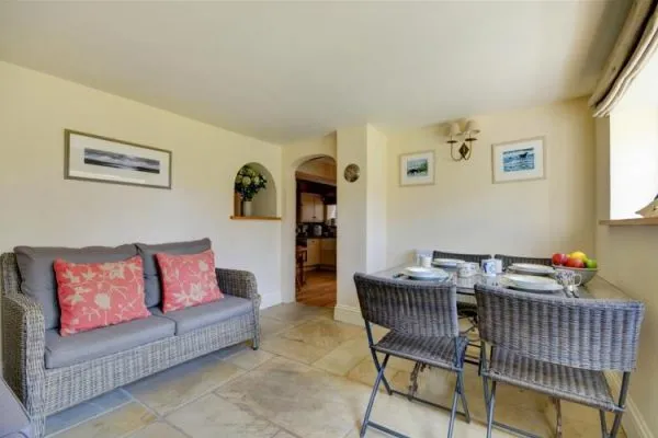 oh7128--1651_sun_room_view_2