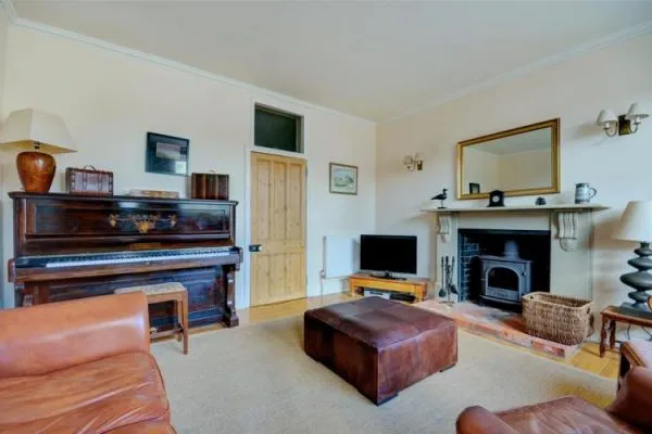 oh7128--1651_sitting_room_view_1