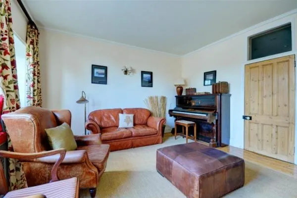 oh7128--1651_sitting_room_view_2